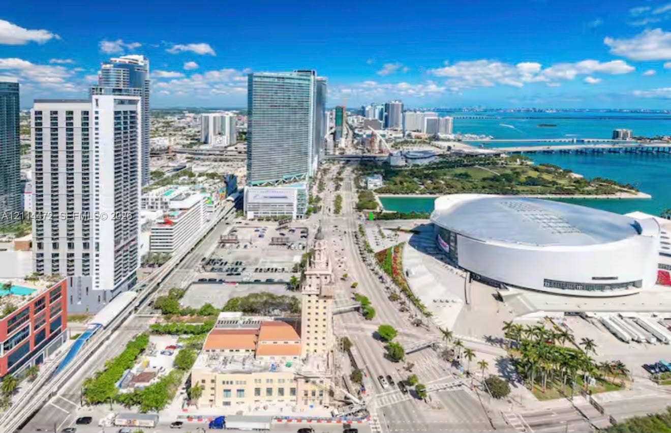 398 NE 5th Street, #4001, Miami, FL 33132 Aerial perspective featuring proximity to the urban skyline, waterfront access, coastal bay, and major metropolitan landmarks