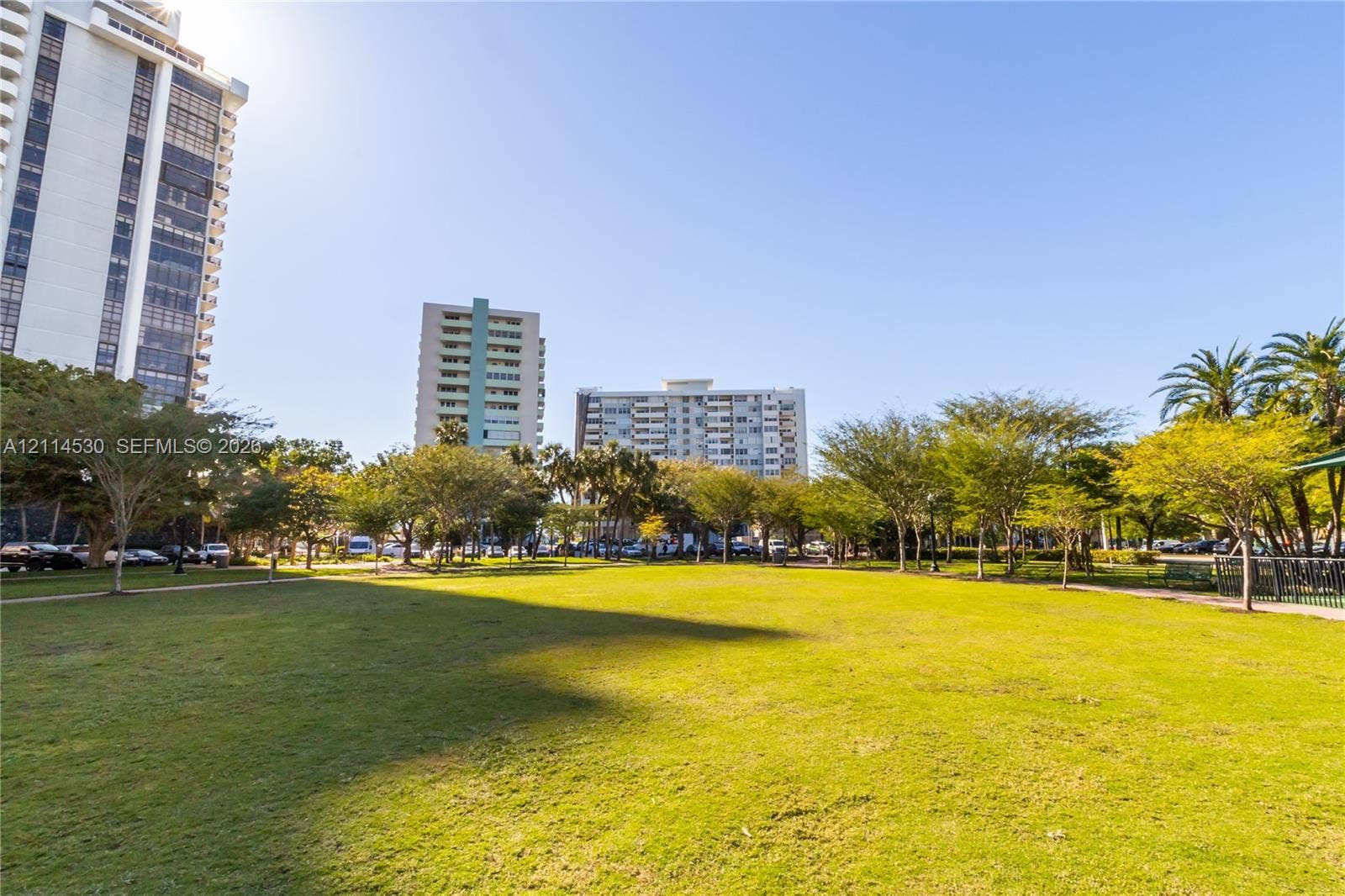 3 Island Avenue, #14L, Miami Beach, FL 33139 Expansive grass lawn featuring mature trees and established landscaping