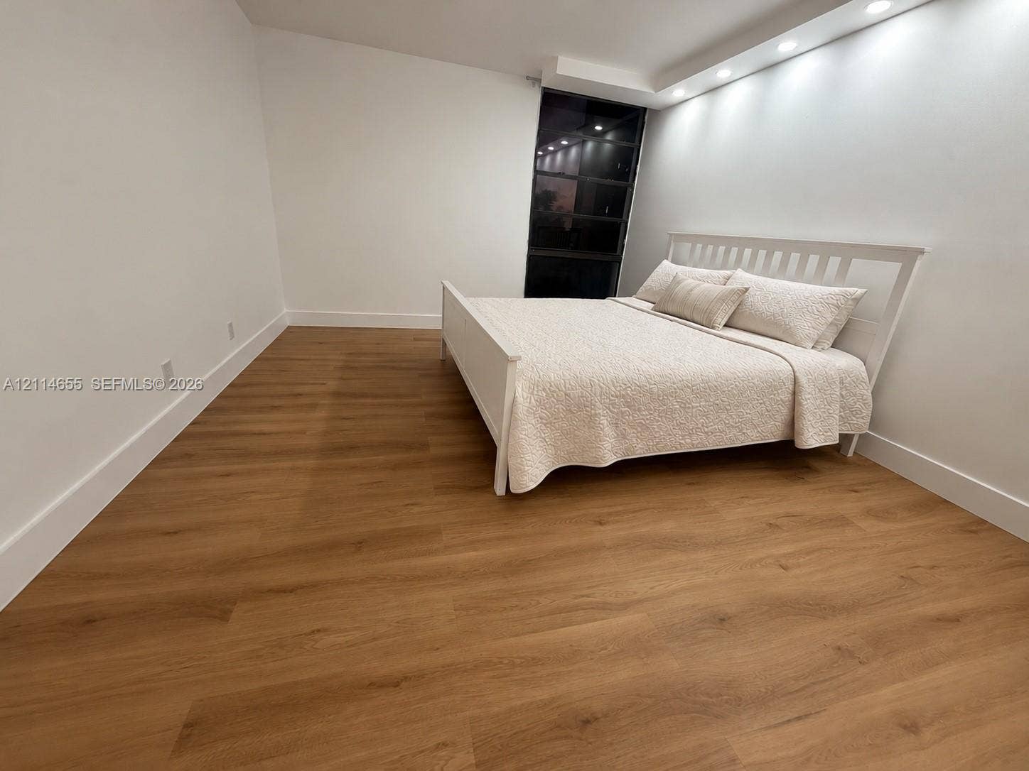 3301 N Country Club Drive, #507, Aventura, Aventura, FL 33180 Neutral interior space featuring wood-finish flooring, floor-to-ceiling window, and recessed ceiling lighting