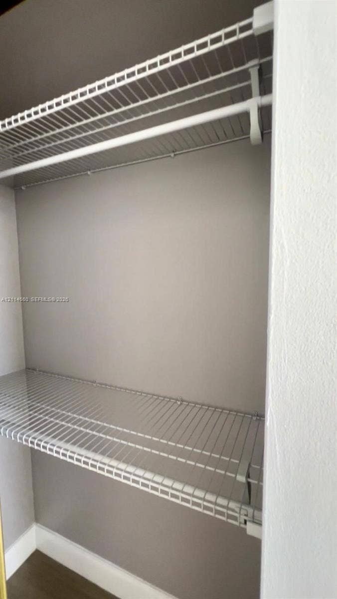Built-in wire shelving system with an integrated clothes rod