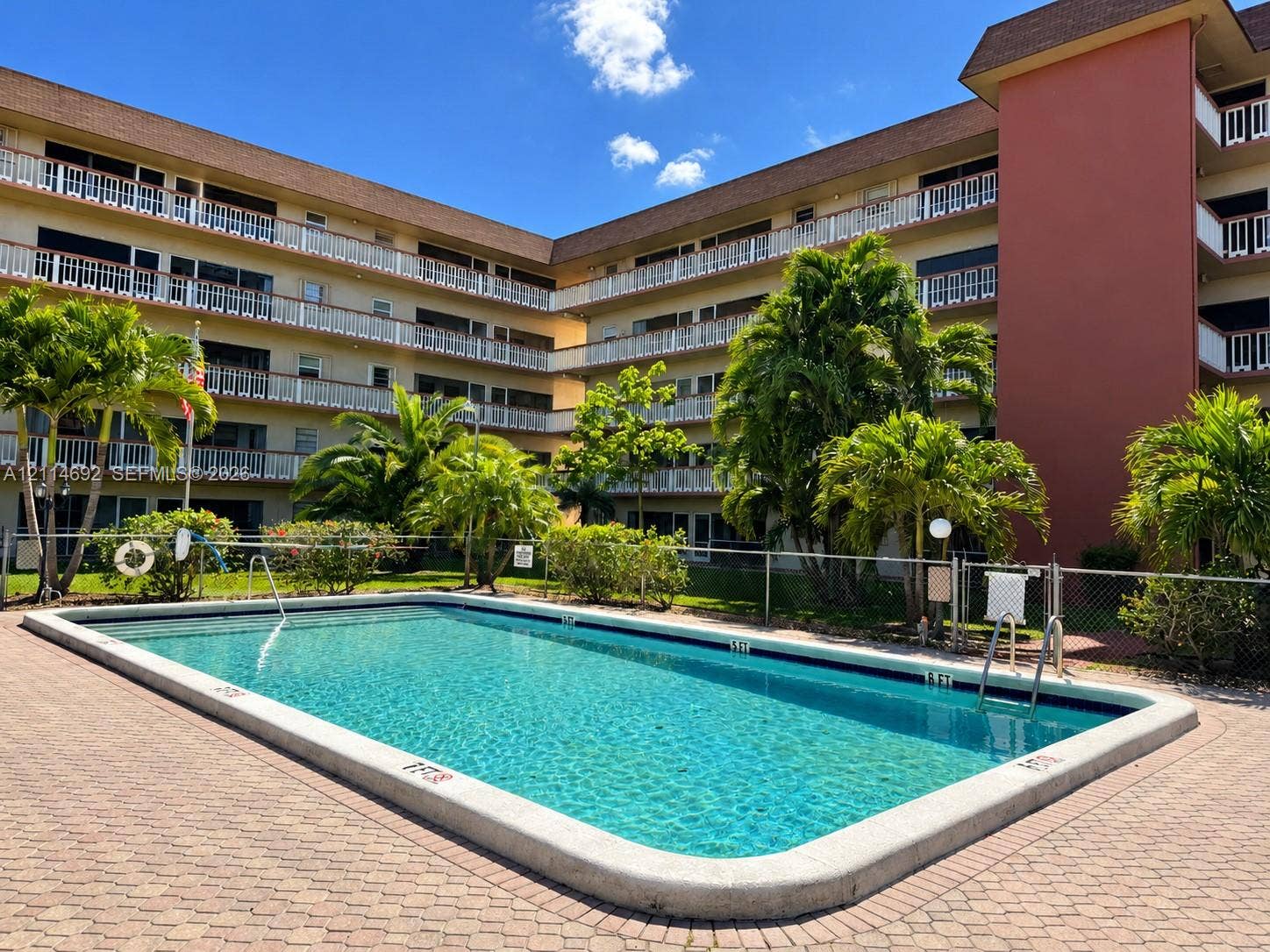 5300 Washington Street, #V407, Hollywood, FL 33021 Community Pool