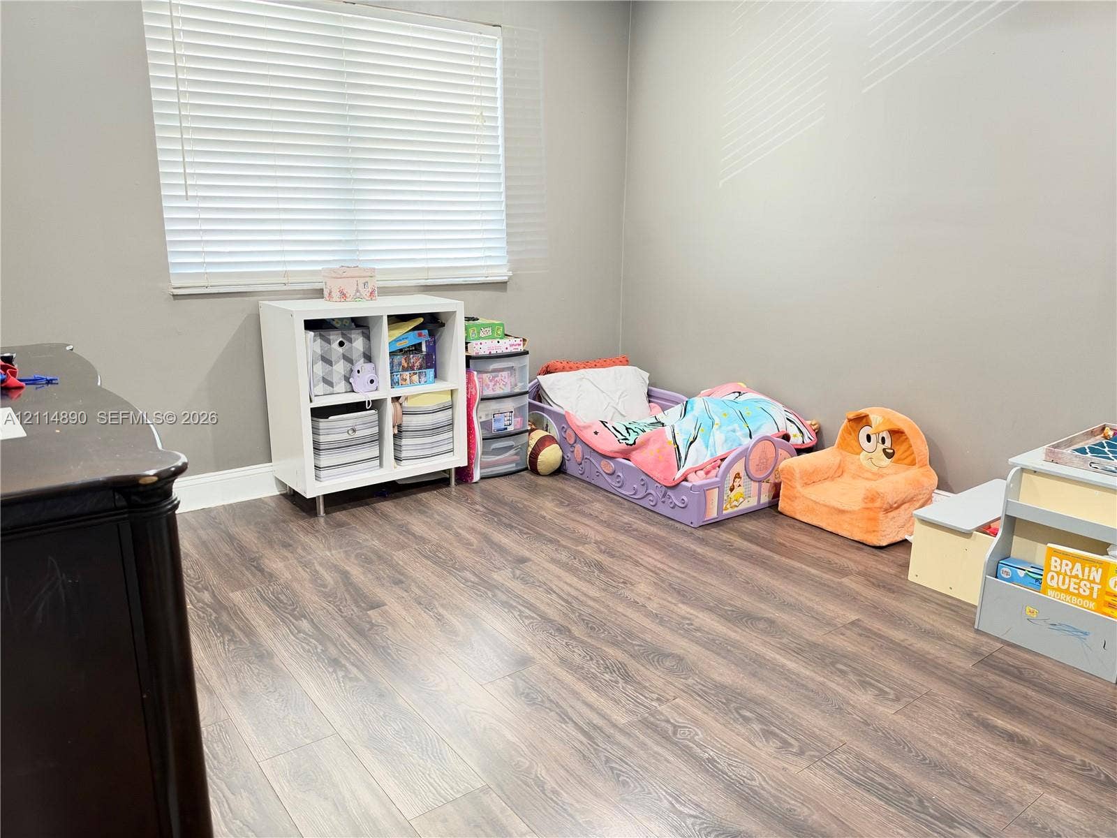 610 S Park Road, #28-1, Hollywood, FL 33021 Neutral-toned interior space featuring wood-finish flooring and a horizontal window with adjustable blinds