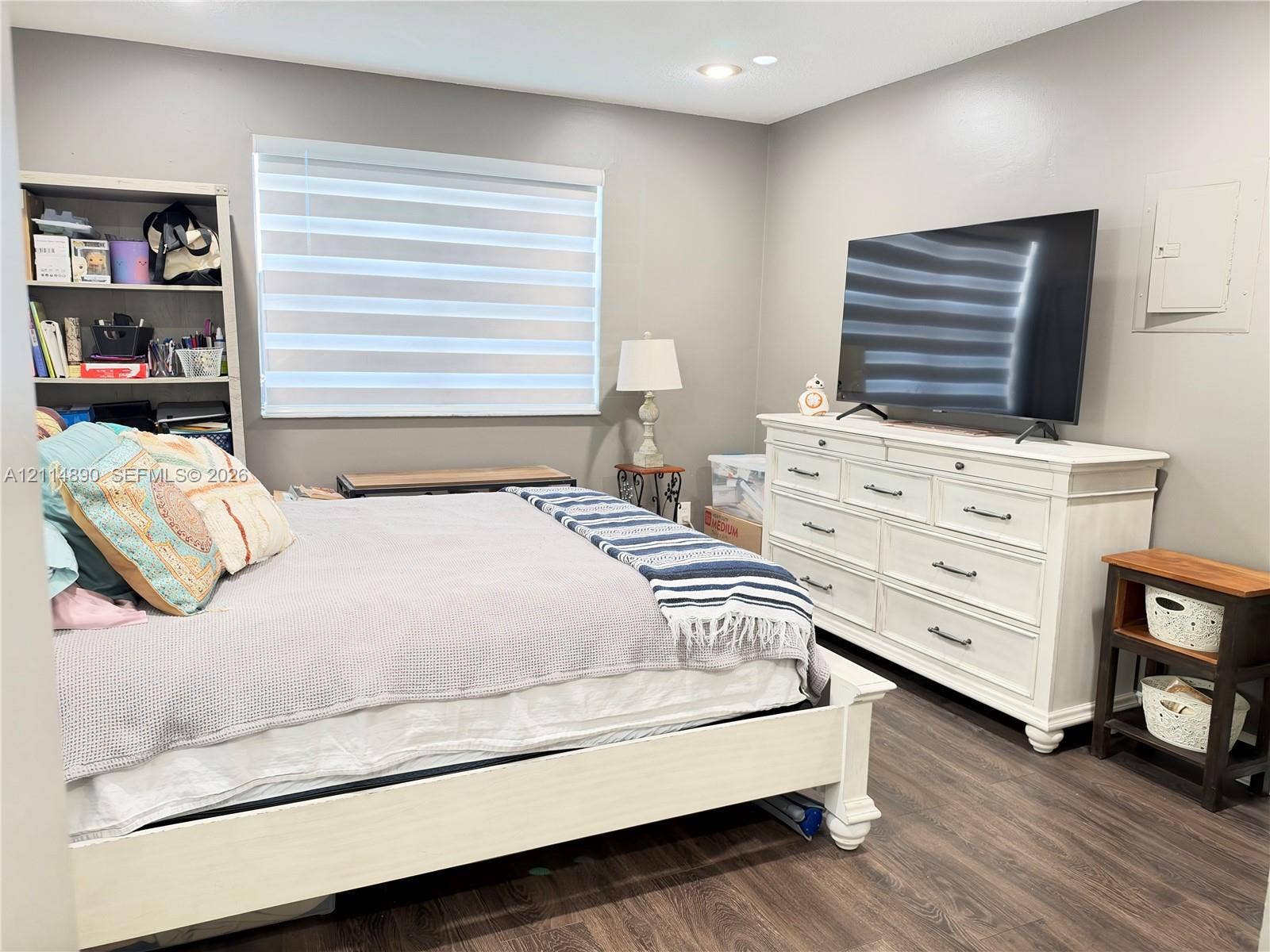 610 S Park Road, #28-1, Hollywood, FL 33021 Neutral interior featuring wood-finish flooring, recessed ceiling lighting, and horizontal shade window treatments