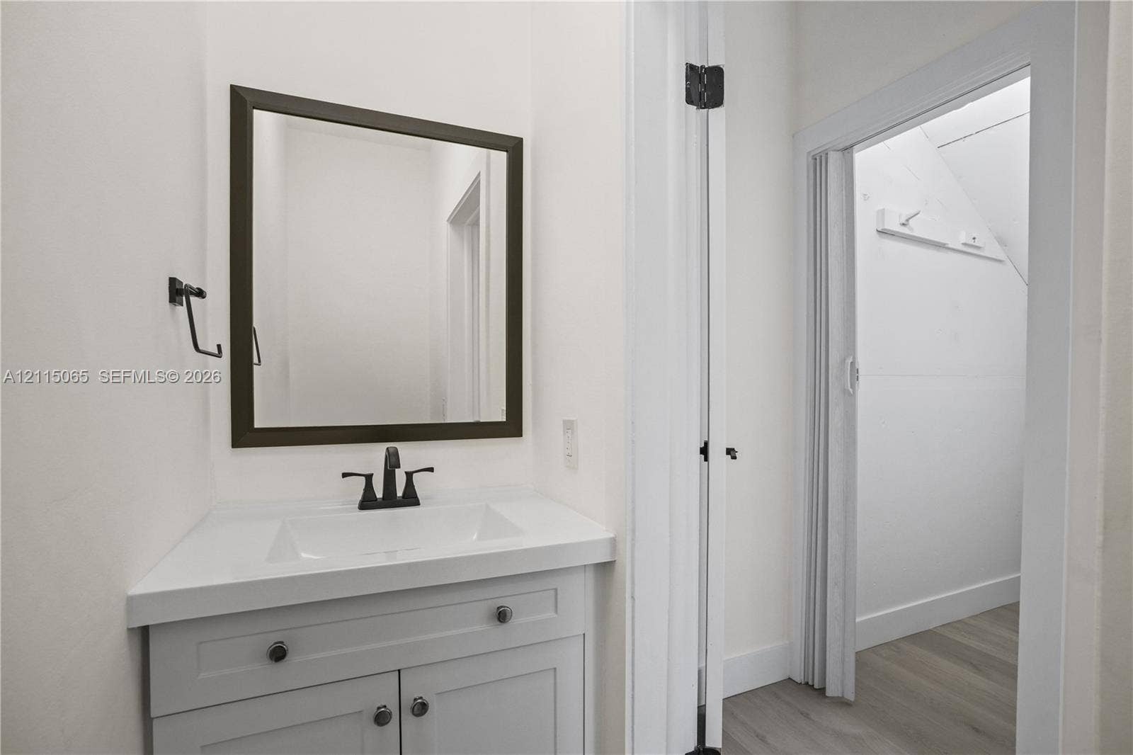 Half bathroom / first floor