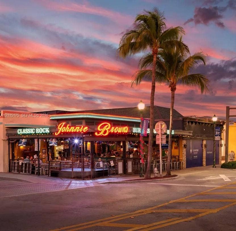 324 Seville N, Delray Beach, FL 33446 Enjoy good vibes at this watering hole with food and live music