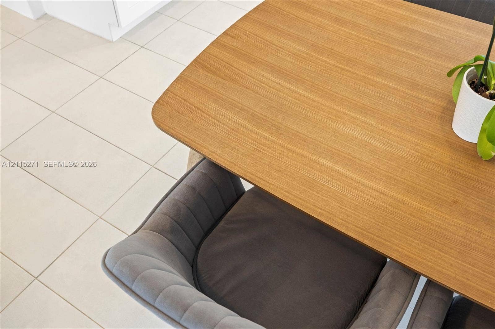 Large-format light-toned floor tiling