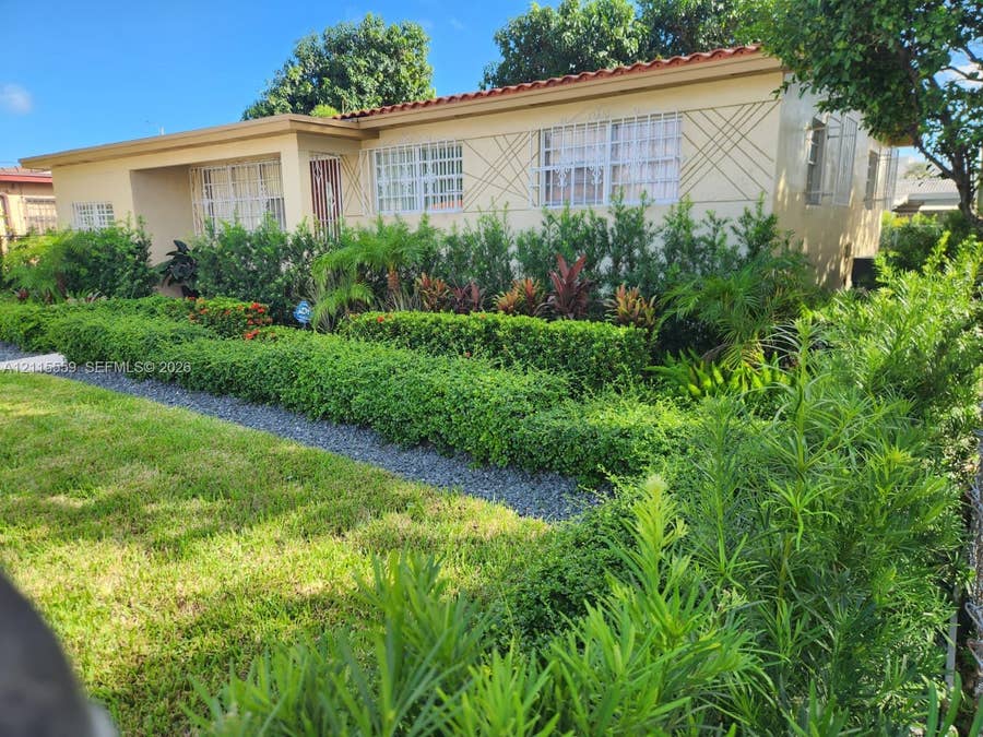 Property photo for 964 SE 3rd Place, Hialeah, FL