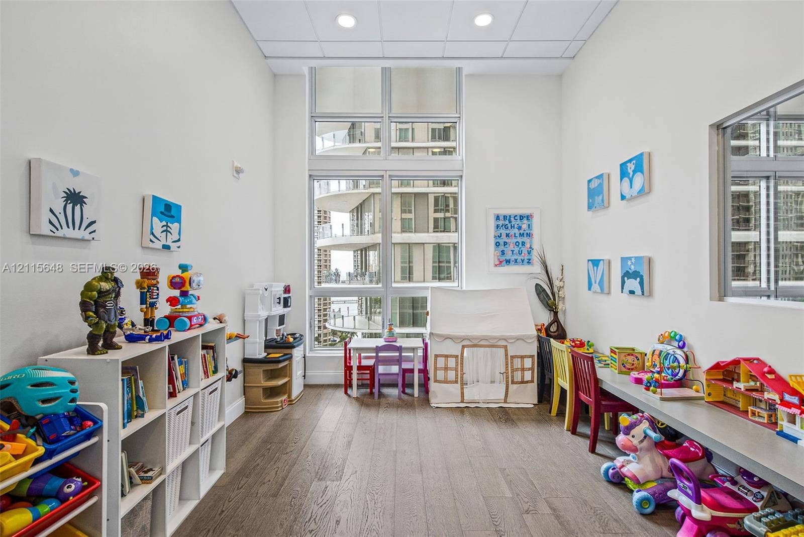300 S Biscayne Boulevard, #T-3604, Miami, FL 33131 Room featuring wood-finish flooring, floor-to-ceiling windows, and recessed lighting