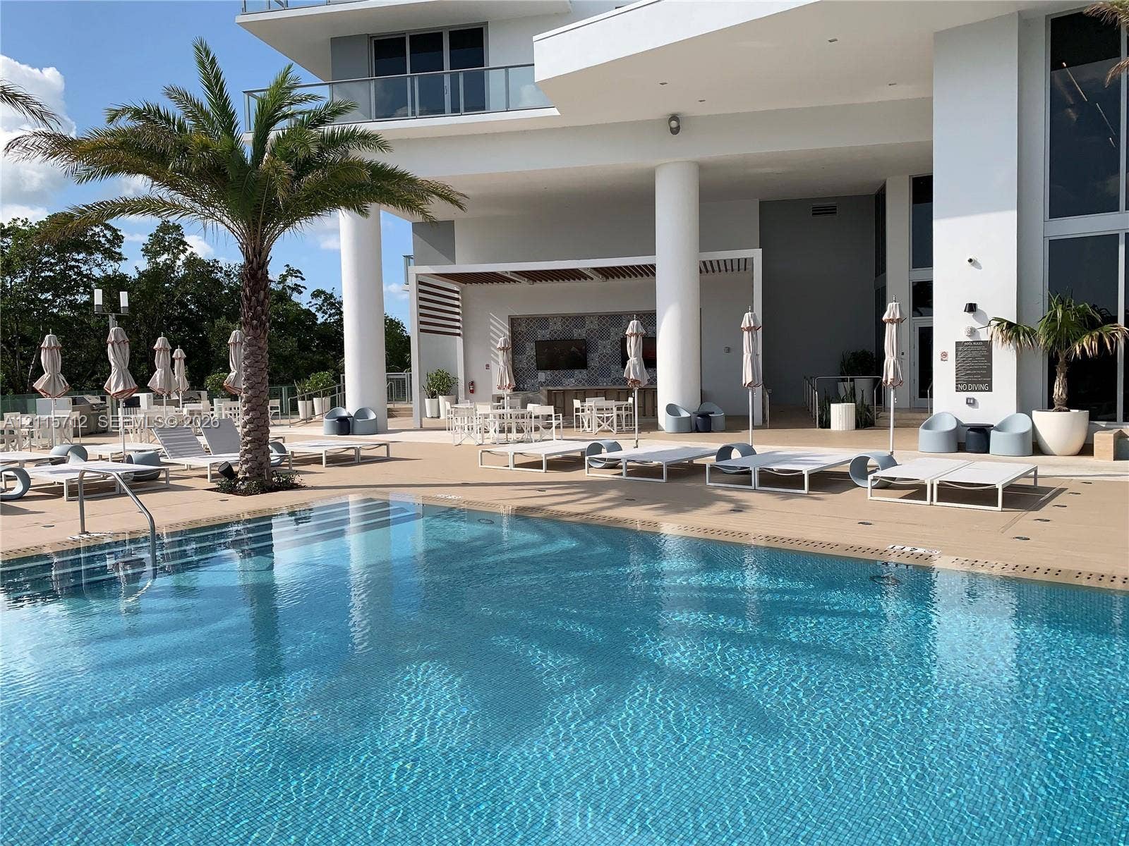 16385 Biscayne Boulevard, #1906, North Miami Beach, North Miami Beach, FL 33160 Swimming pool with integrated entry steps and expansive paved decking