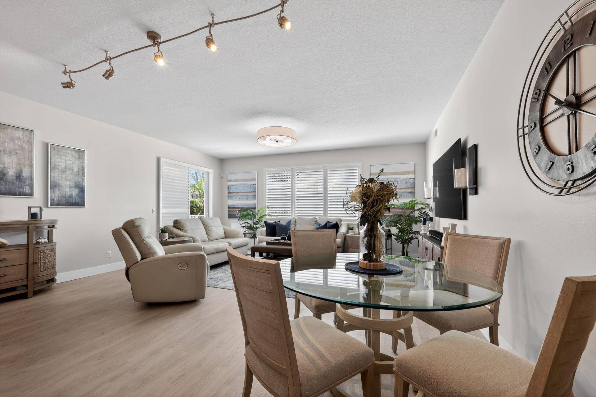 915 Bay Colony Drive S, Juno Beach, FL 33408 Dining