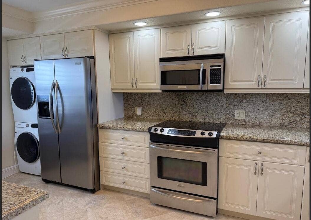 2000 S Ocean Drive, #804, Fort Lauderdale, FL 33316 Kitchen and washer/dryer