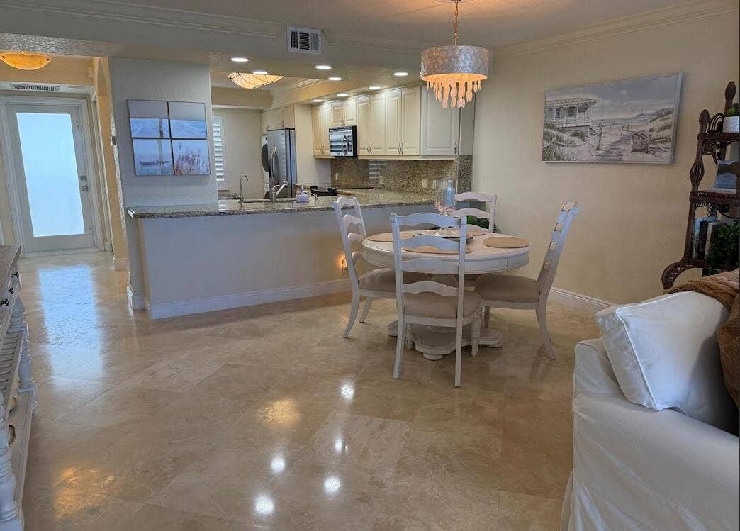 2000 S Ocean Drive, #804, Fort Lauderdale, FL 33316 Dining and kitchen