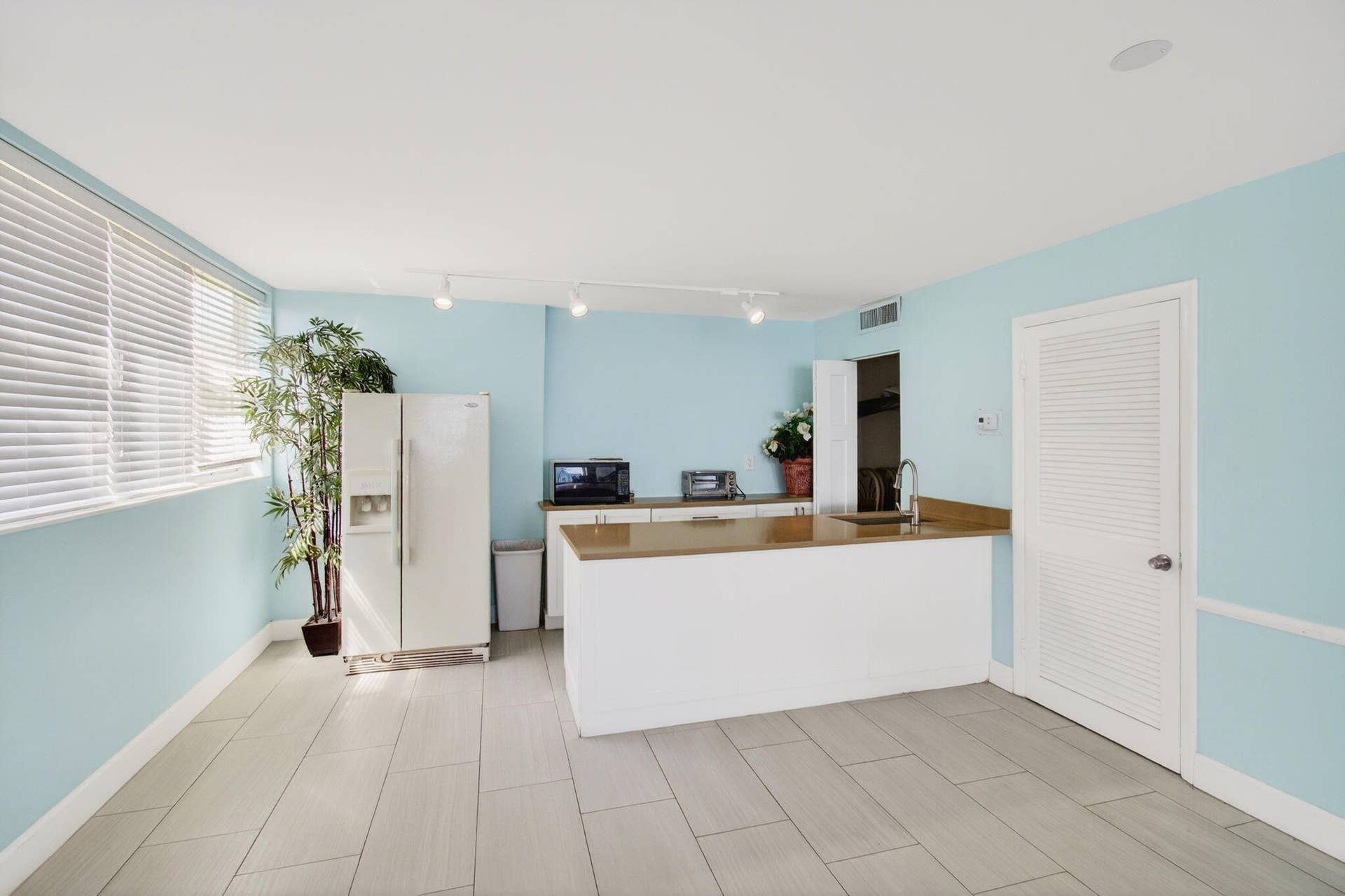 1239 Hillsboro Mile, #403, Hillsboro Beach, FL 33062 Kitchen/Community Room
