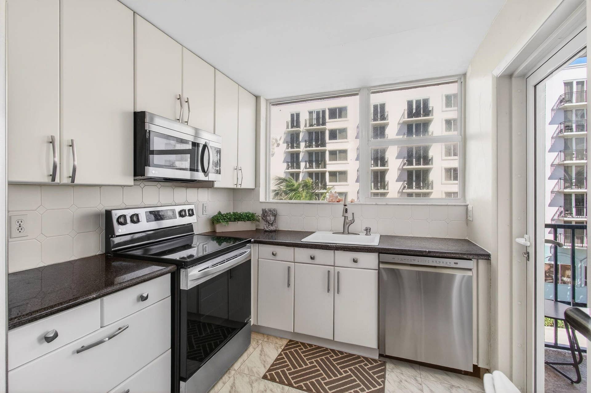 1239 Hillsboro Mile, #403, Hillsboro Beach, FL 33062 Kitchen
