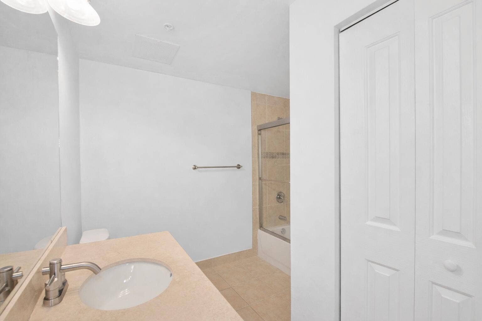 511 SE 5 Avenue, #1217, Fort Lauderdale, FL 33301 Guest Bathroom