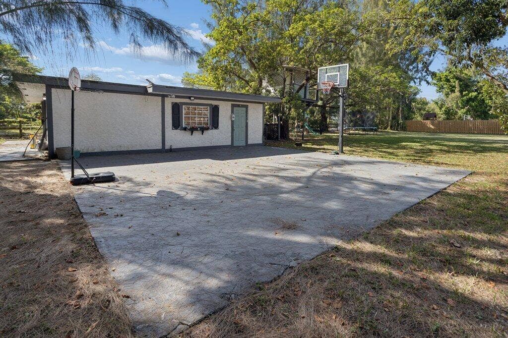 5521 SW 109th Avenue, Davie, FL 33328