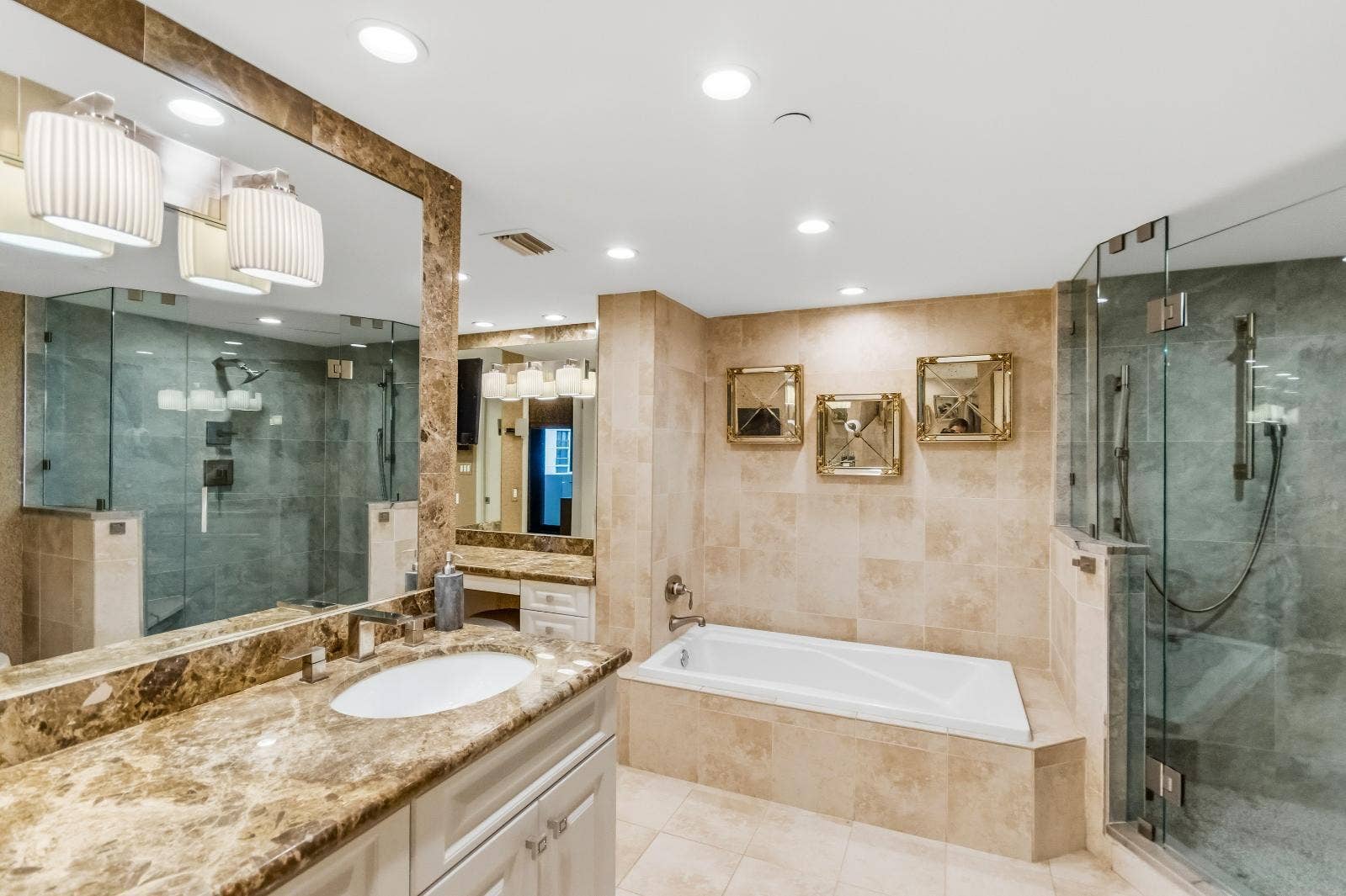 115 Lakeshore Drive, #749, North Palm Beach, FL 33408 Primary Bathroom Soaking Tub