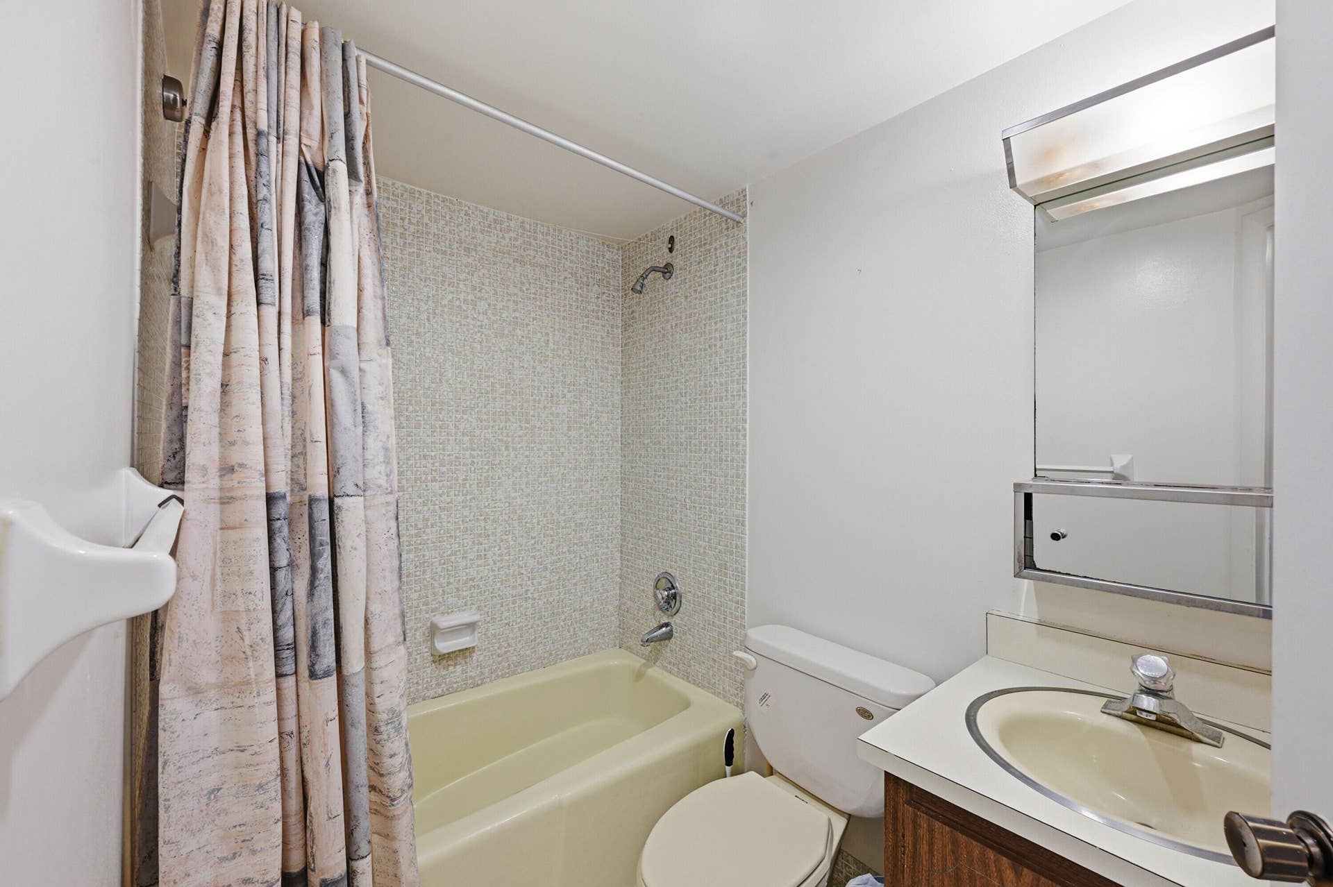 630 TENNIS CLUB Drive, #204, Fort Lauderdale, FL 33311 2nd Bedroom Bathroom