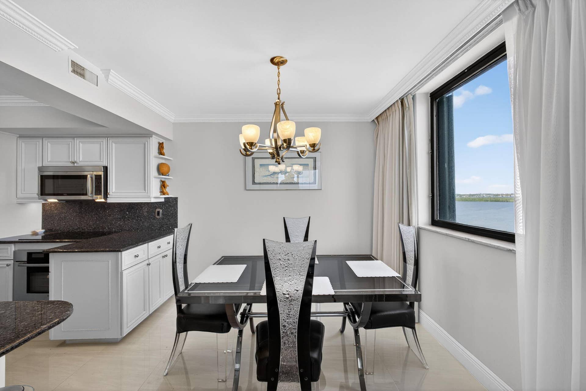 5380 N Ocean Drive, #12e, Singer Island, FL 33404 Dining