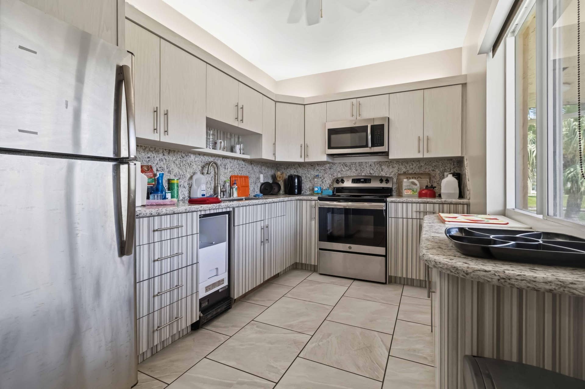 1024 SE 5th Avenue, #107, Dania Beach, FL 33004 Clubhouse kitchen