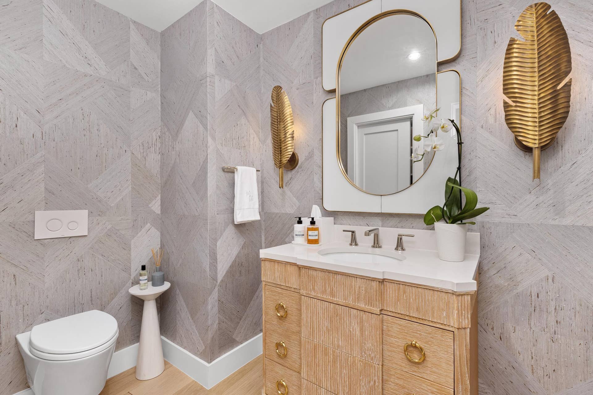 300 S Ocean Boulevard, #1b, Palm Beach, FL 33480 Powder Room