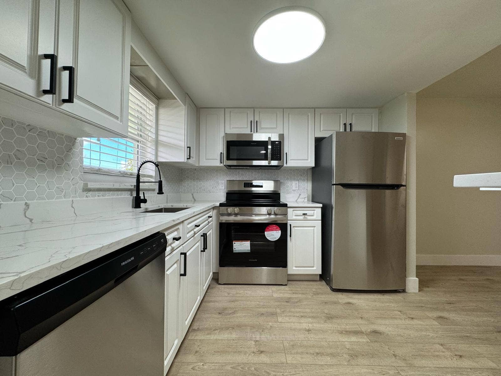 809 W Oakland Park Boulevard, #J10, Wilton Manors, FL 33311 Kitchen