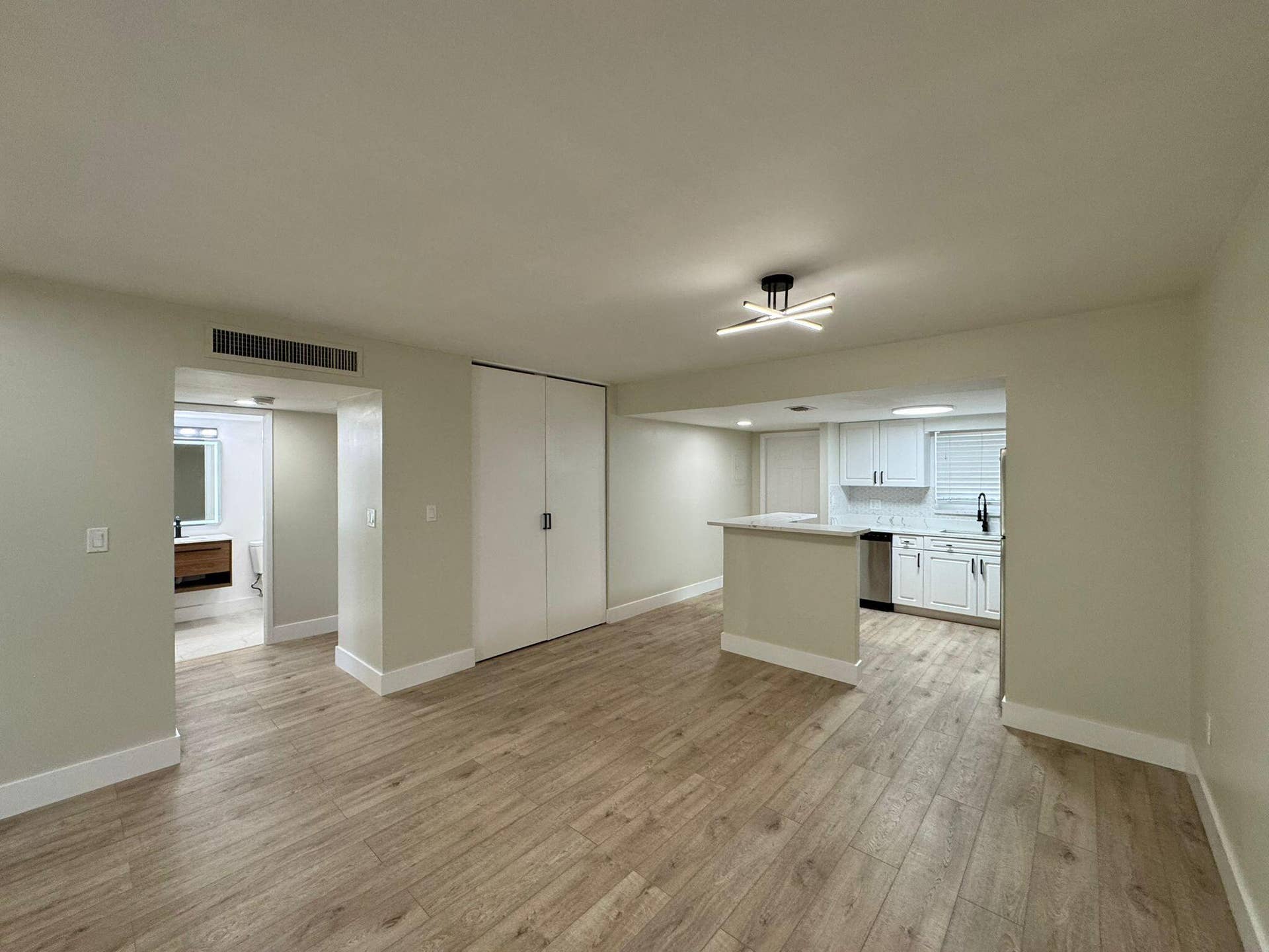 809 W Oakland Park Boulevard, #J10, Wilton Manors, FL 33311 Dining area