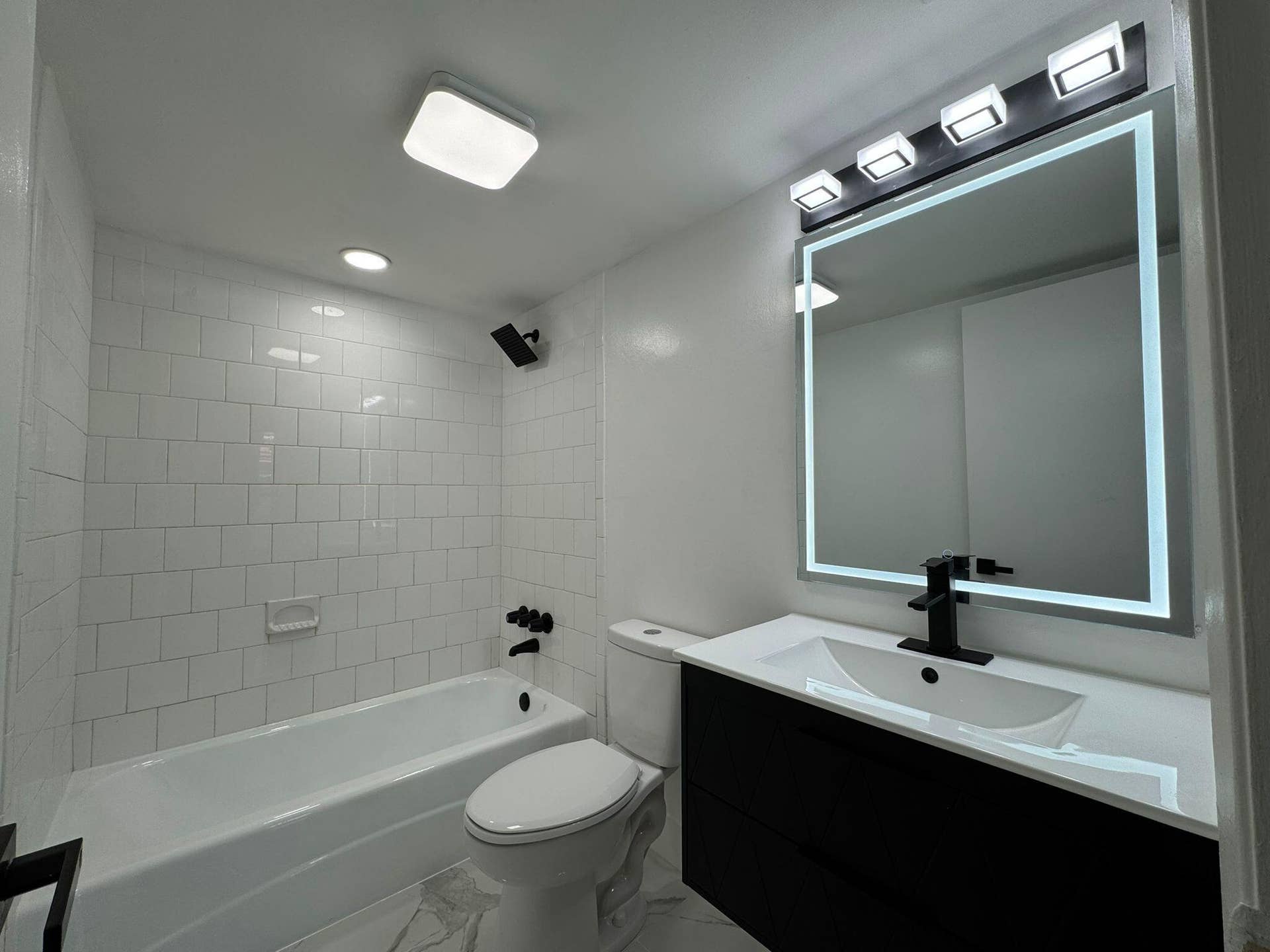 809 W Oakland Park Boulevard, #J10, Wilton Manors, FL 33311 Primary bathroom