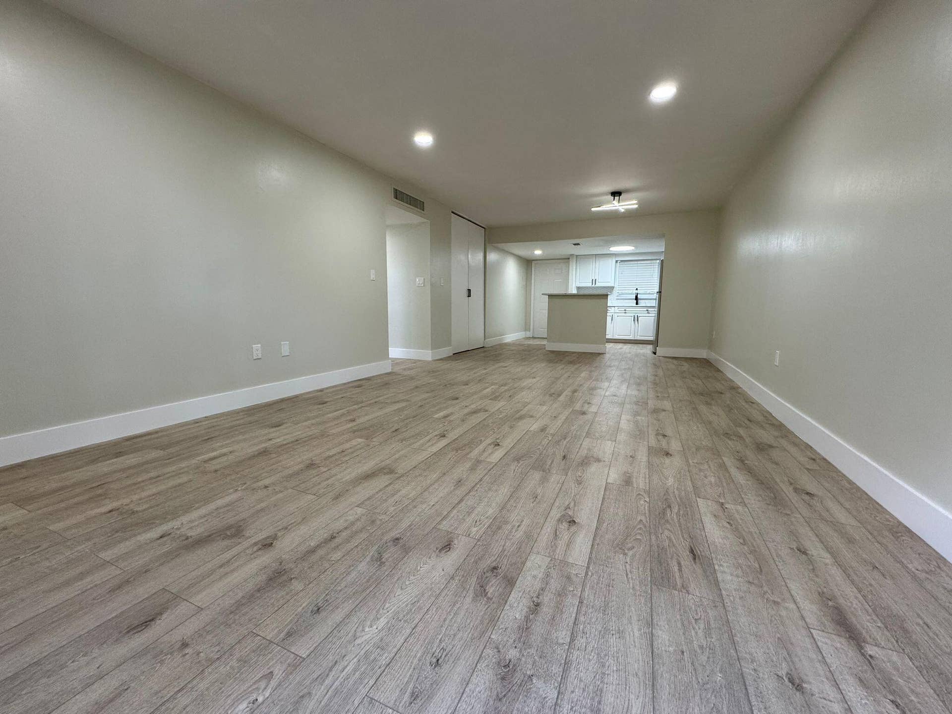 809 W Oakland Park Boulevard, #J10, Wilton Manors, FL 33311 Living room