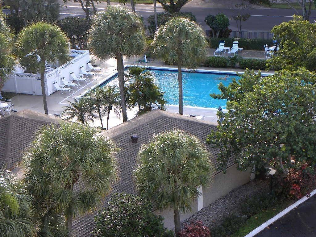 625 Oaks Drive, #106, Pompano Beach, FL 33069 Pool-3