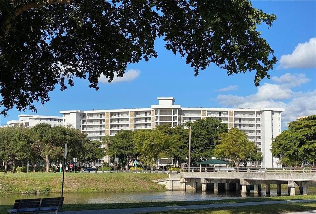 625 Oaks Drive, #106, Pompano Beach, FL 33069 Building View Fr Street