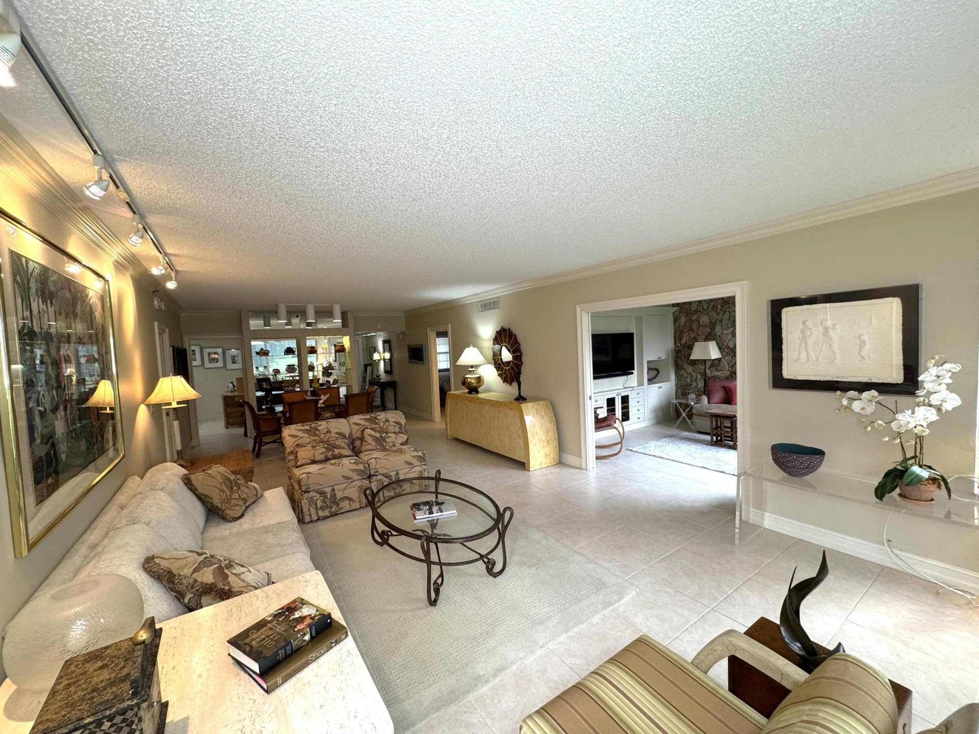 625 Oaks Drive, #106, Pompano Beach, FL 33069 Living Room-2