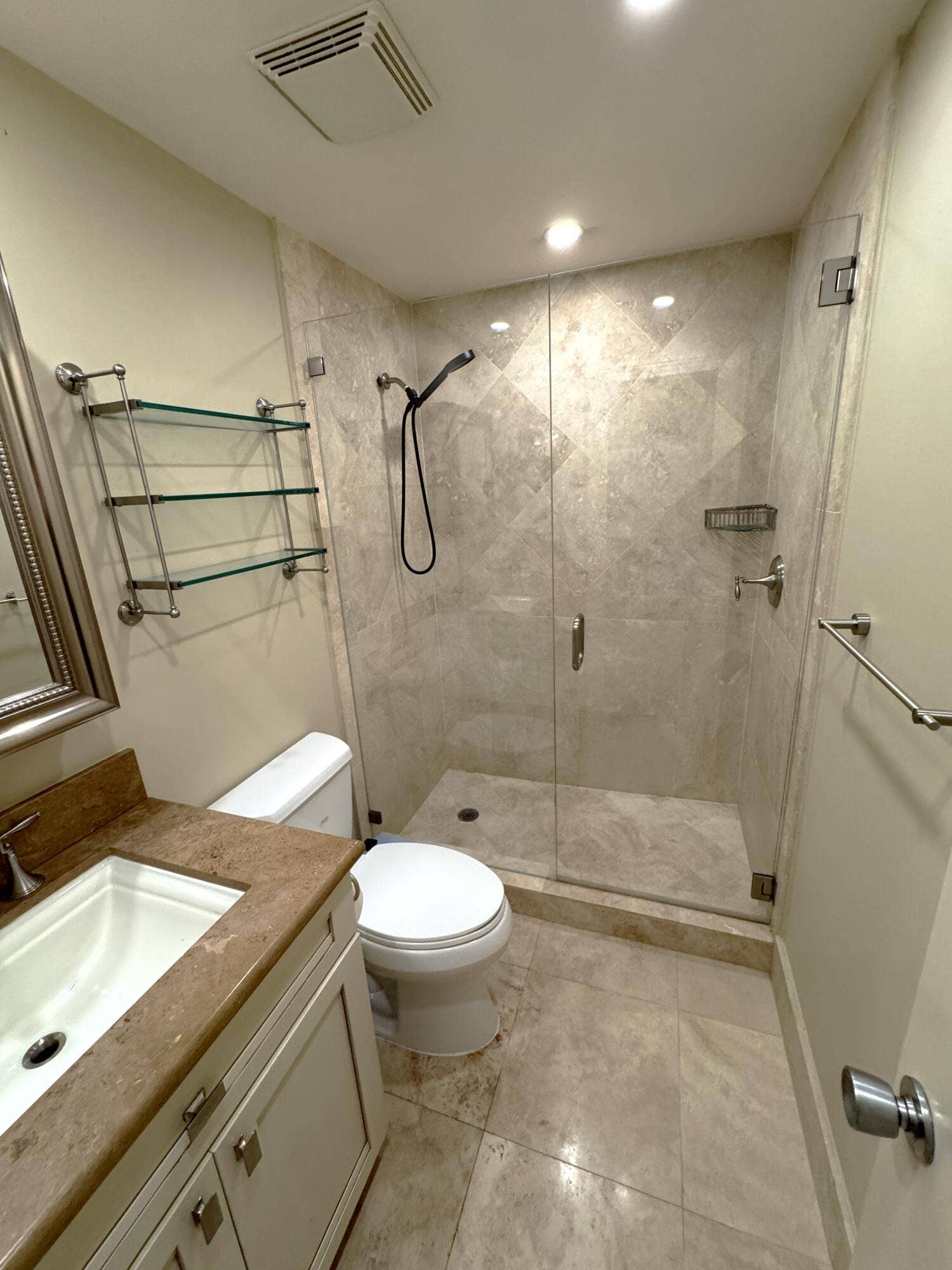 625 Oaks Drive, #106, Pompano Beach, FL 33069 Guest Bathroom