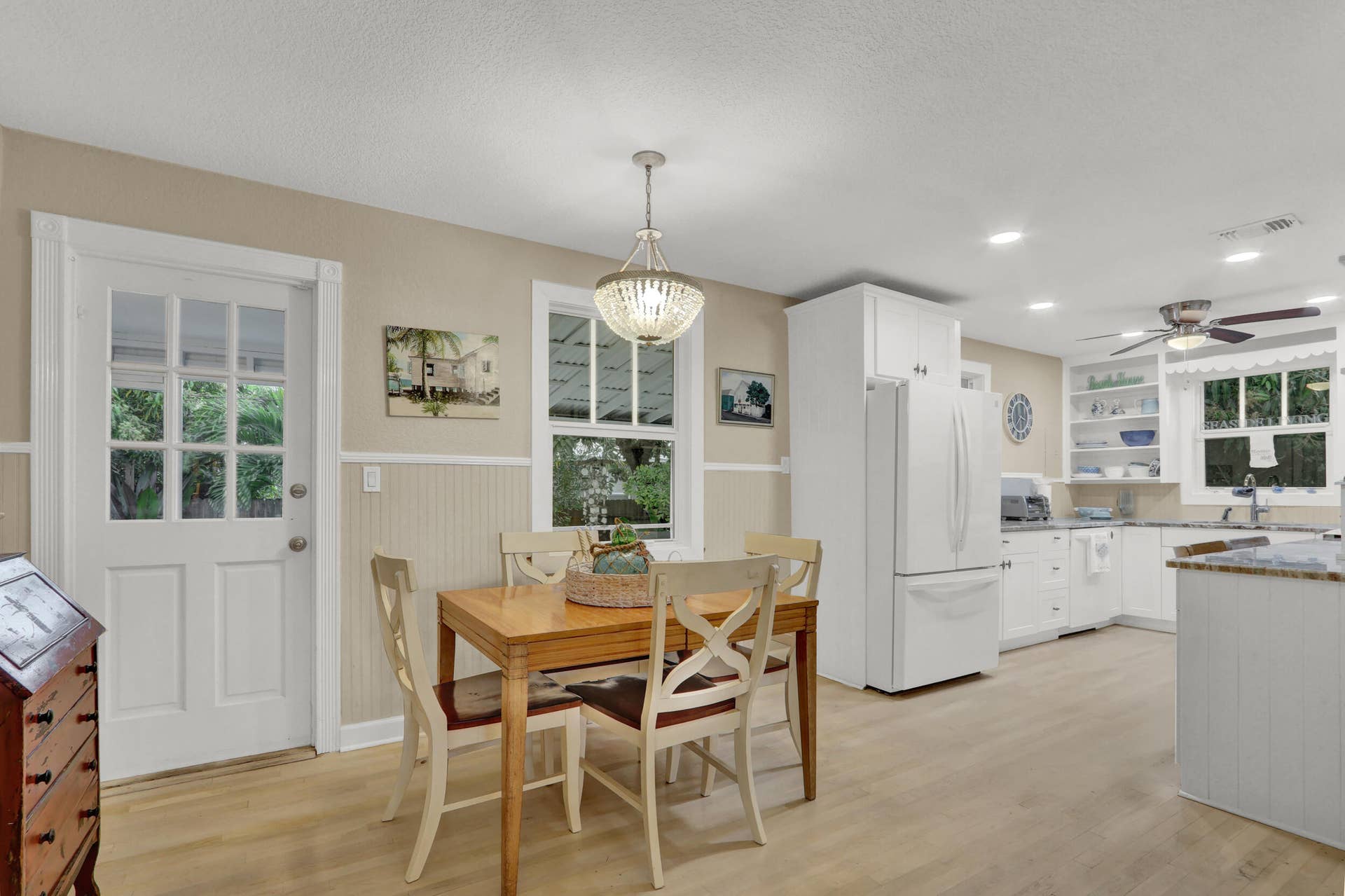 176 E 24th Street, Riviera Beach, FL 33404 Dining