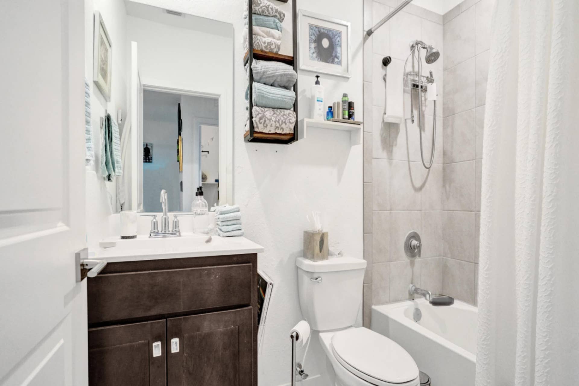 435 NW 17th Street, Fort Lauderdale, FL 33311 Guest bathroom
