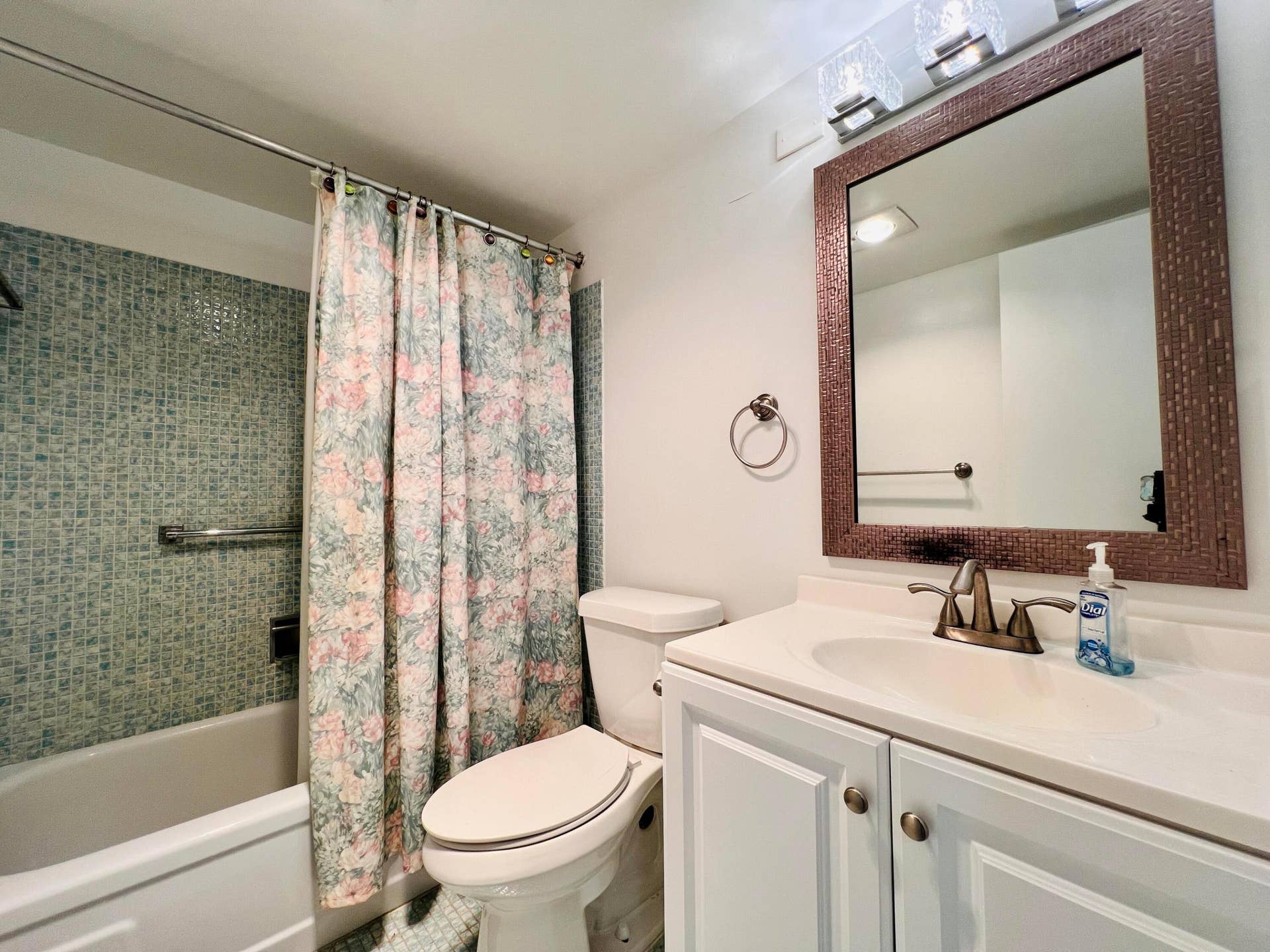 27 Sheffield B, West Palm Beach, FL 33417 Full Bath With Updates. Tub/Shower Combo