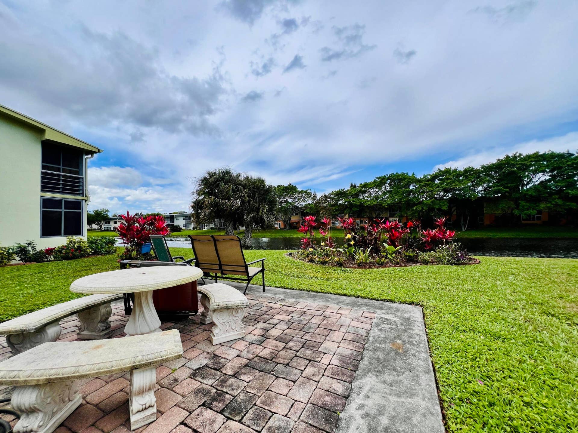 27 Sheffield B, West Palm Beach, FL 33417 Sheffield B Features A Waterside Resident Patio