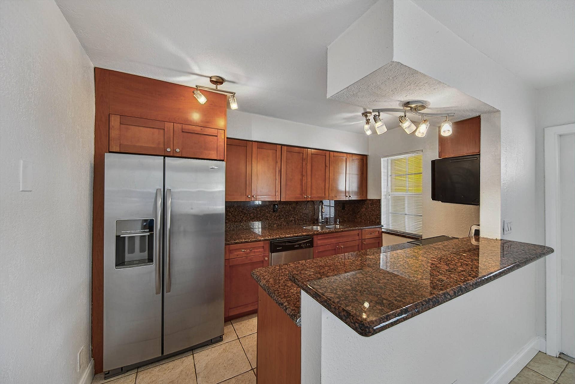 51 NE 24th Street, #4, Wilton Manors, FL 33305 Kitchen - Granite countertops and stainless appliances