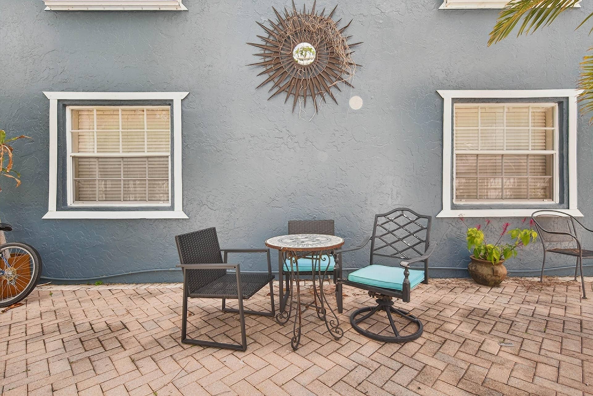 51 NE 24th Street, #4, Wilton Manors, FL 33305 Community courtyard