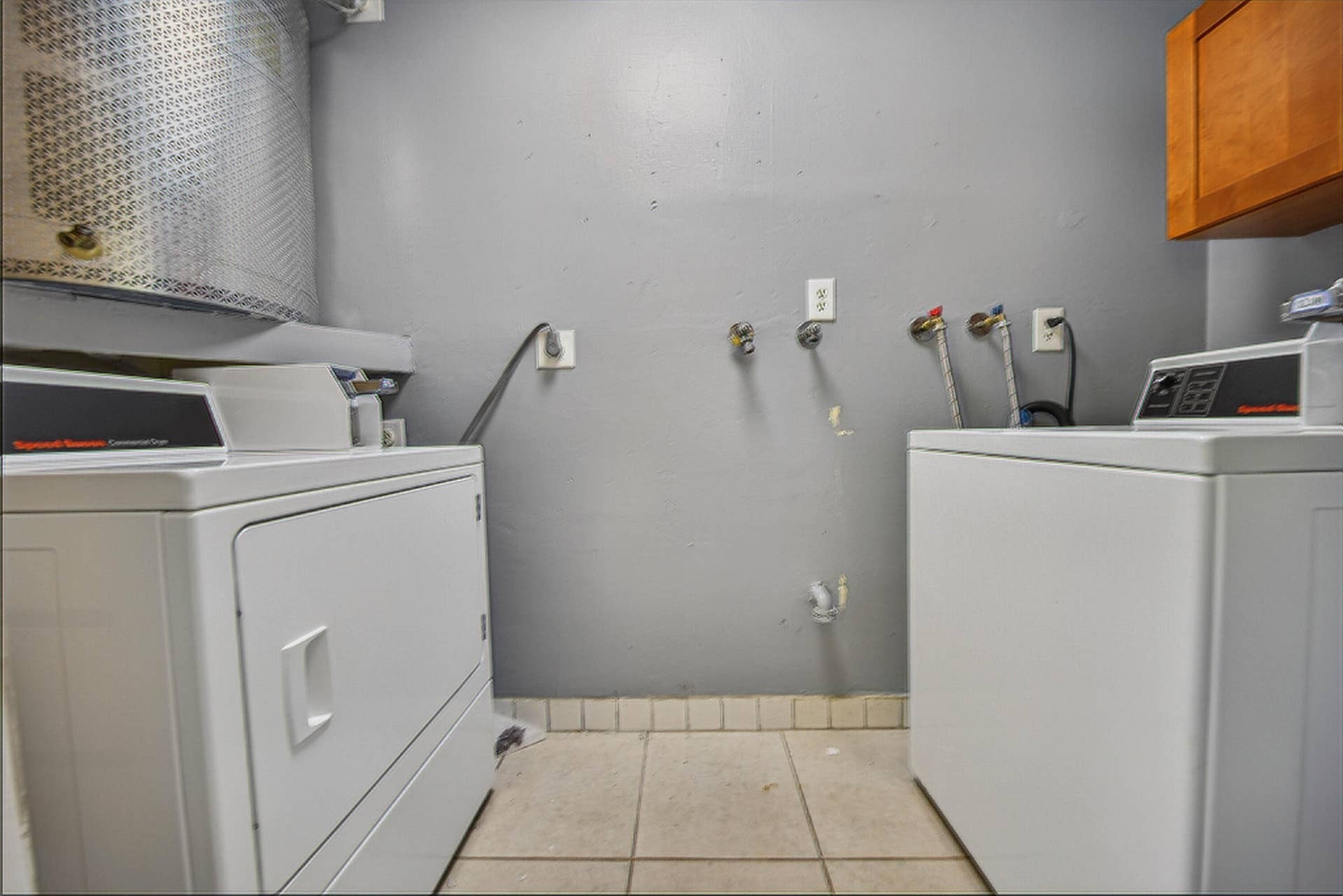 51 NE 24th Street, #4, Wilton Manors, FL 33305 Community Laundry