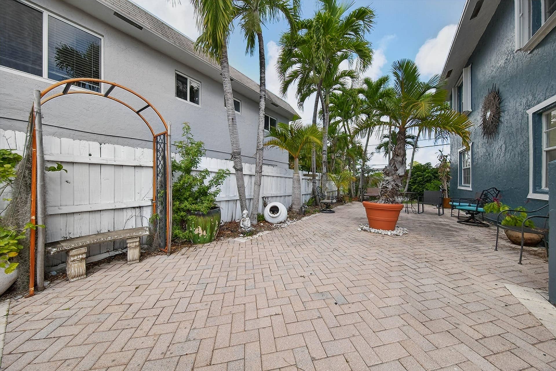 51 NE 24th Street, #4, Wilton Manors, FL 33305 Community outdoor space