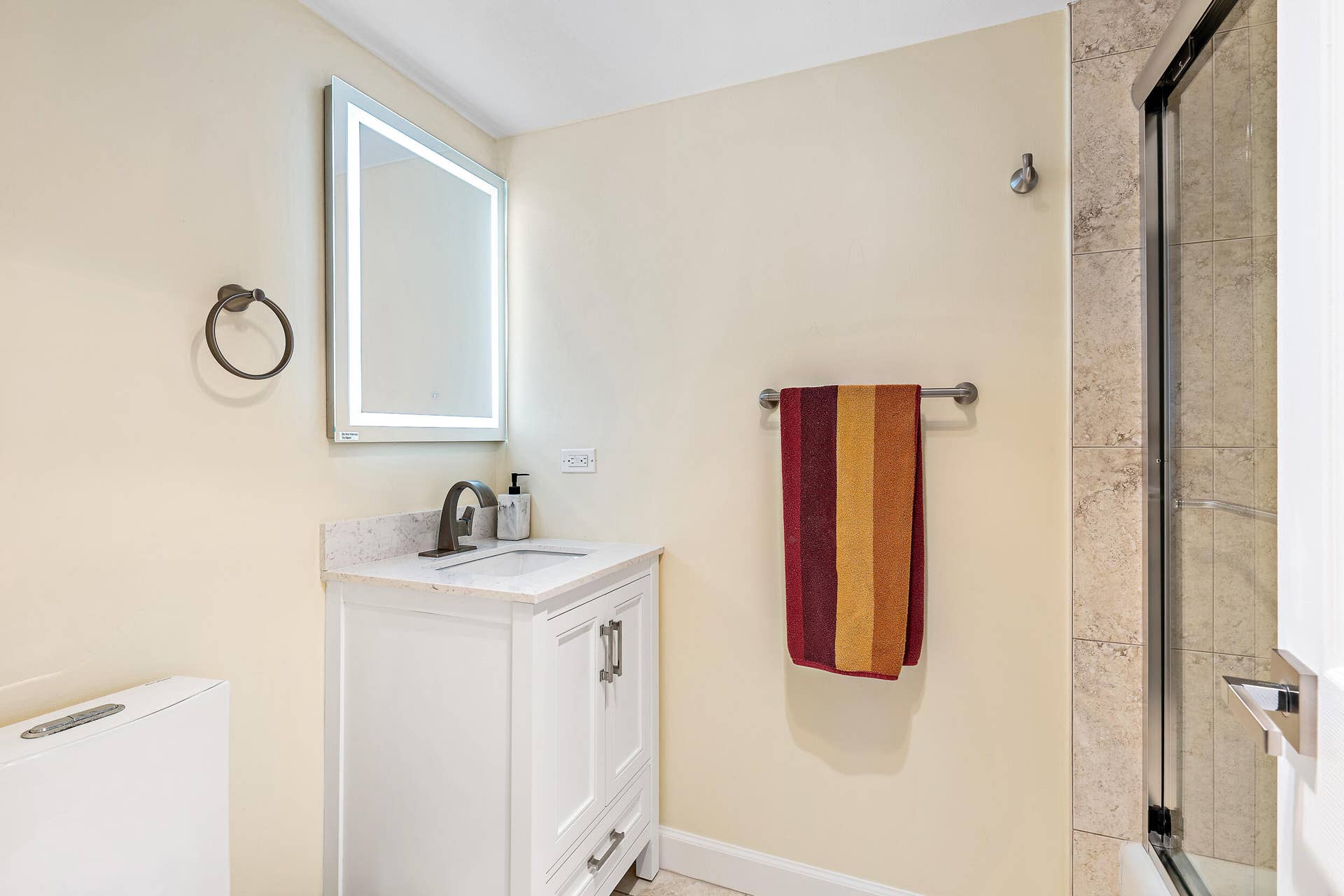 1200 Marine Way, #915 (ph7), North Palm Beach, FL 33408 Guest Bathroom