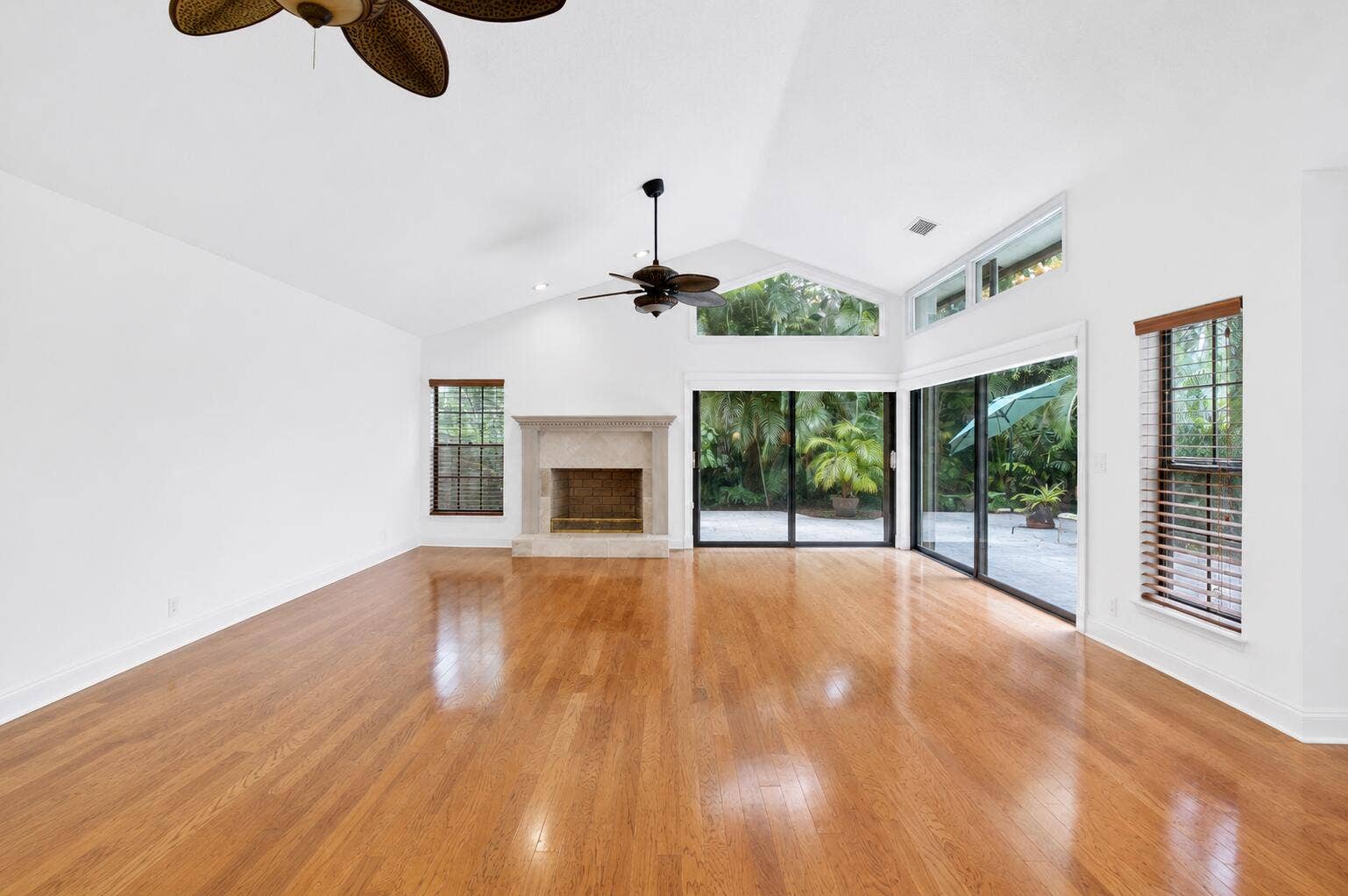 AI GENERATED PHOTO EMPTY W/WHITE WALLS