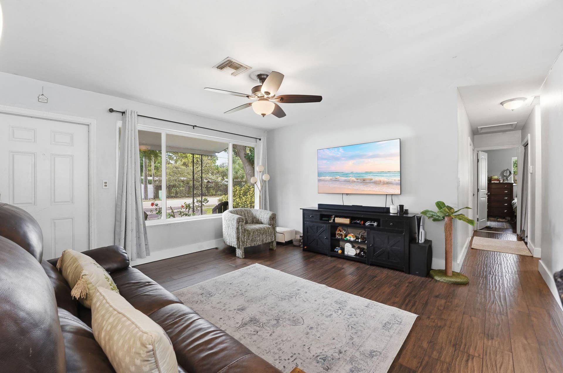 2725 NE 6th Avenue, Wilton Manors, FL 33334 Living Room