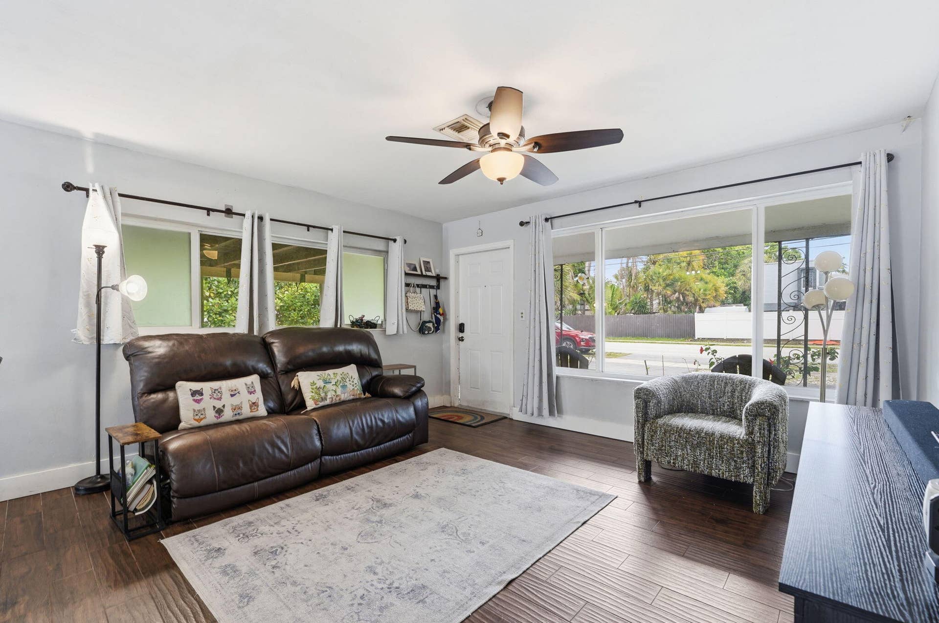 2725 NE 6th Avenue, Wilton Manors, FL 33334 Living Room