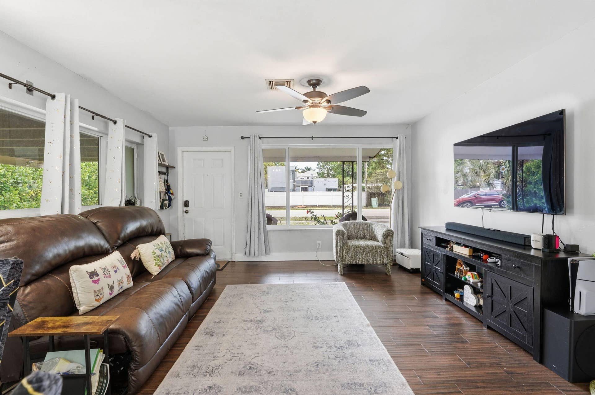 2725 NE 6th Avenue, Wilton Manors, FL 33334 Living Room