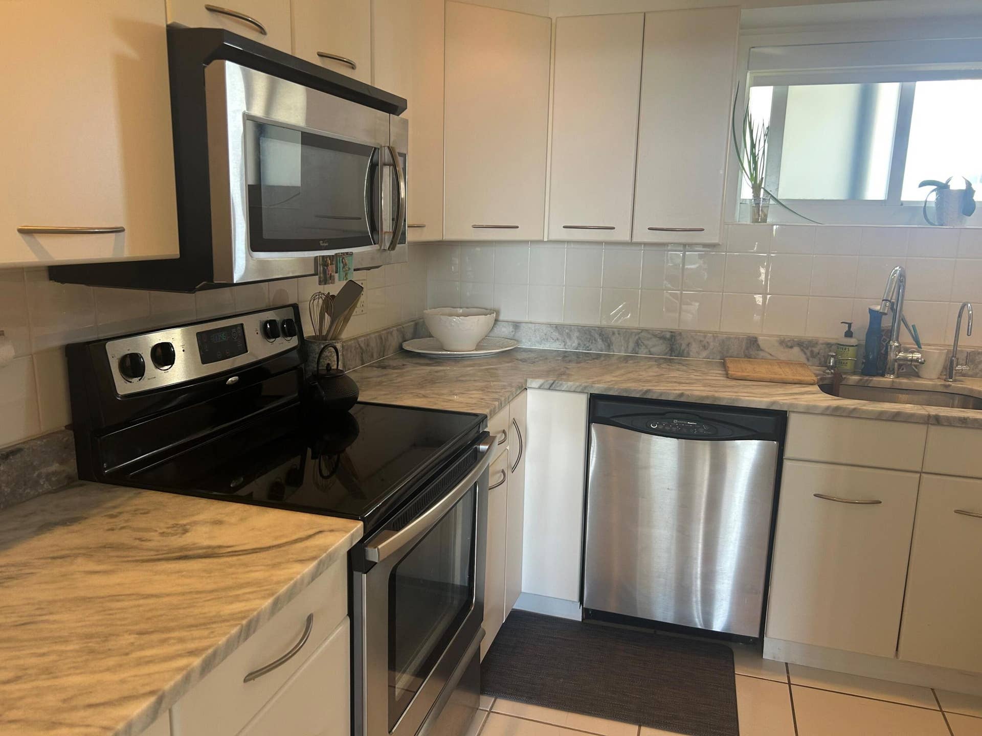 2840 N Ocean Boulevard, #507, Fort Lauderdale, FL 33308 Updated kitchen