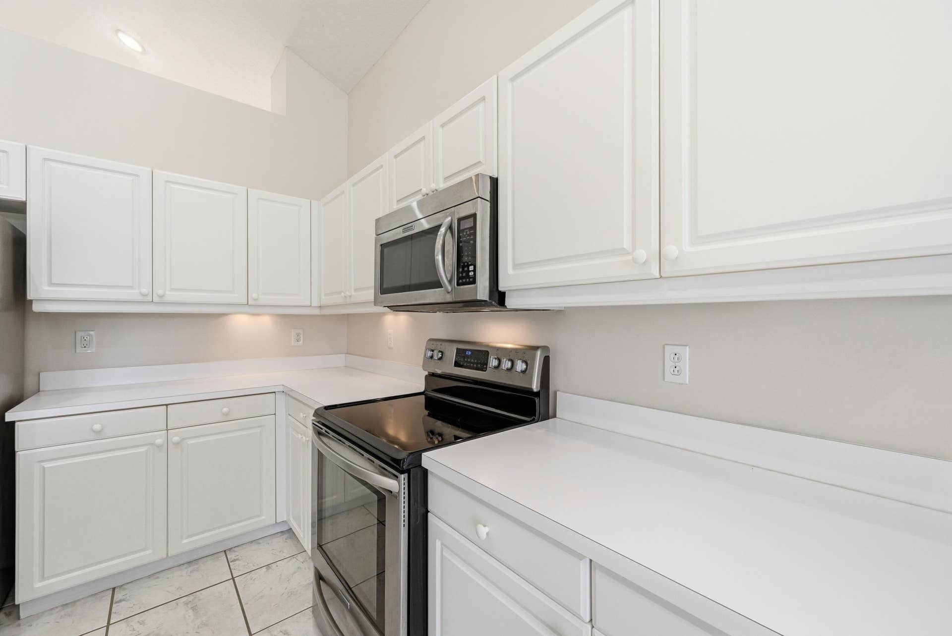 1589 NW 121st Drive, Coral Springs, FL 33071 KITCHEN WITH NEWER STAINLESS STEEL APPLIANCES