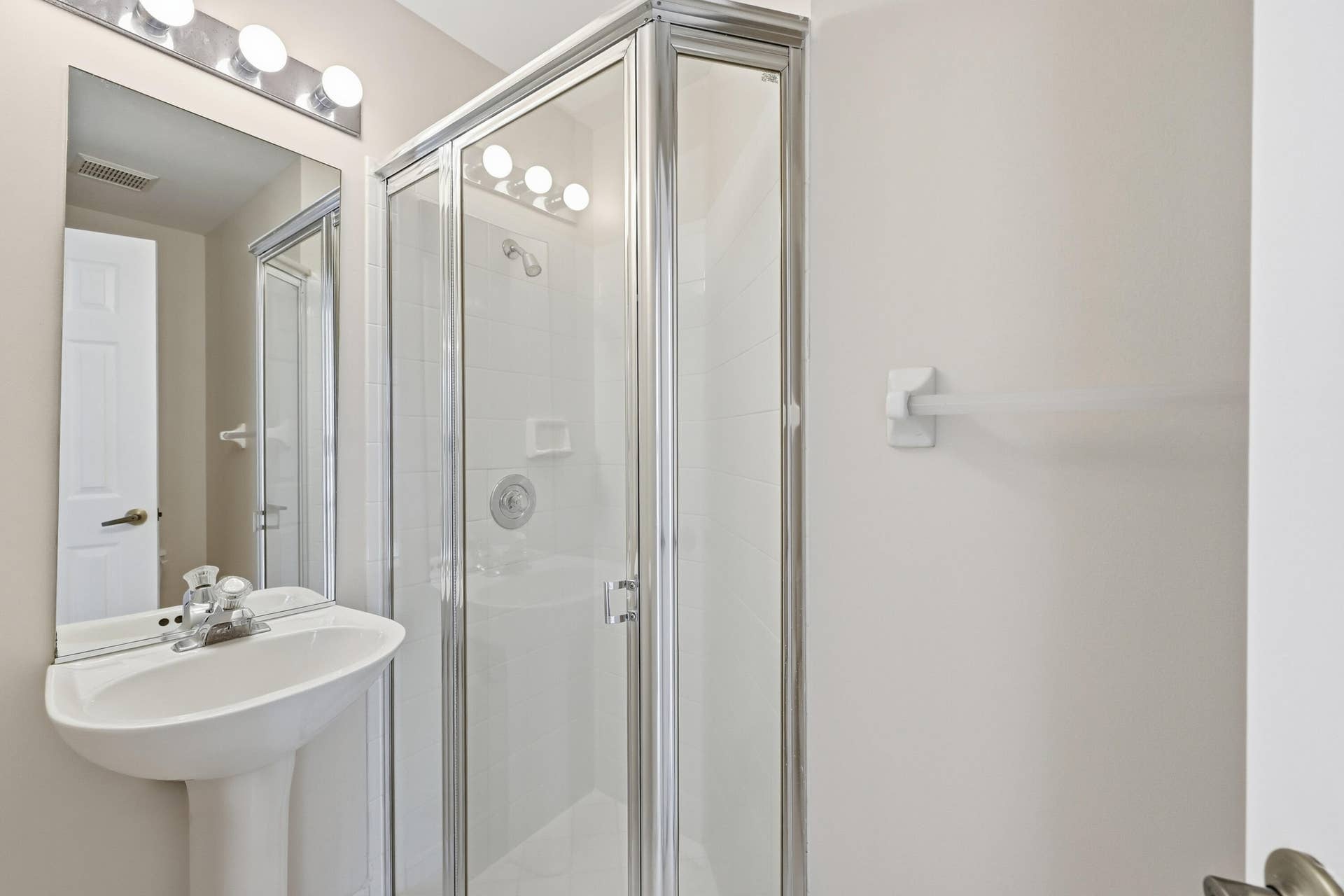 1589 NW 121st Drive, Coral Springs, FL 33071 Full bath 1 st level by bedroom #2