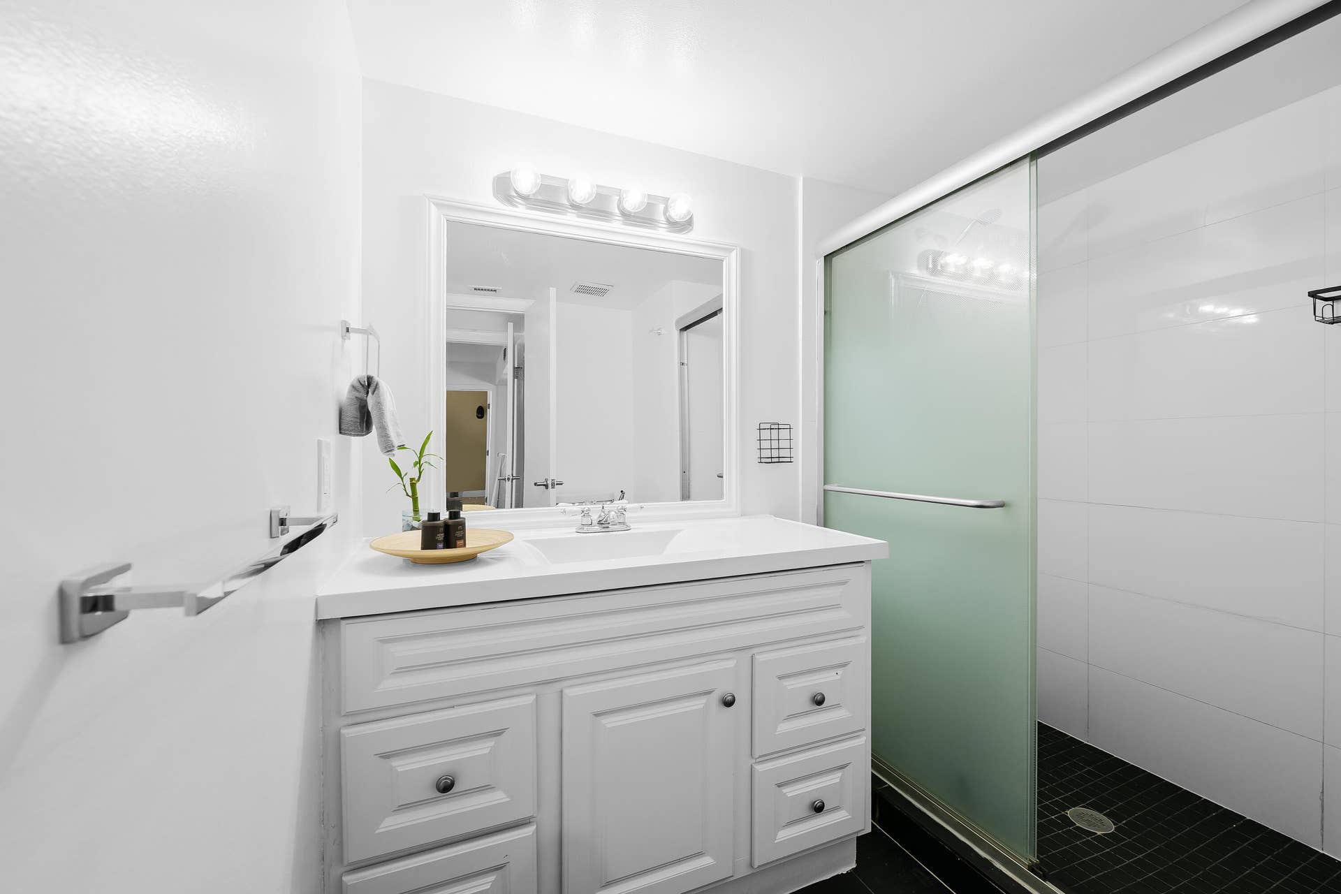 491 Racquet Club Road, #Unit 106, Weston, FL 33326 Guest Full Bathroom